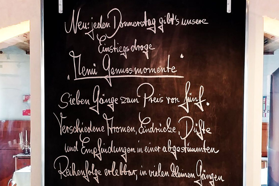 Bild von Kreidetalfel mit Text Gourmetmenü Genussmomente Aktion