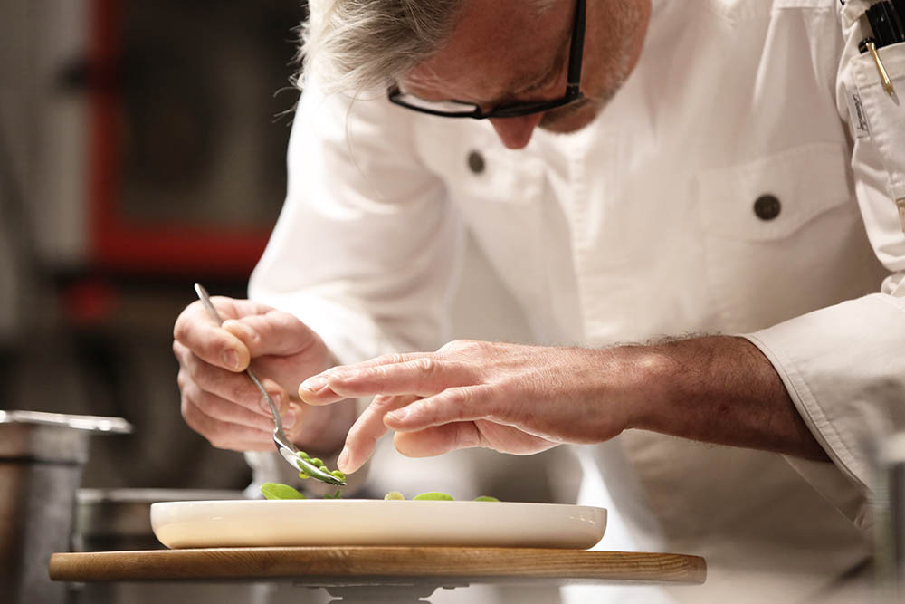 Jockl Kaiser beim Anrichten Meyers Keller