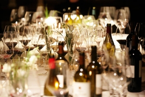 Tisch mit Gläsern Jockl Kaiser Meyers Keller