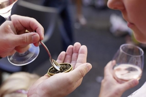 Kaviardose in Hand - Tasting Jockl Kaiser Meyers Keller